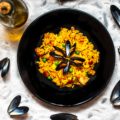 Spanische Paella mit Muscheln