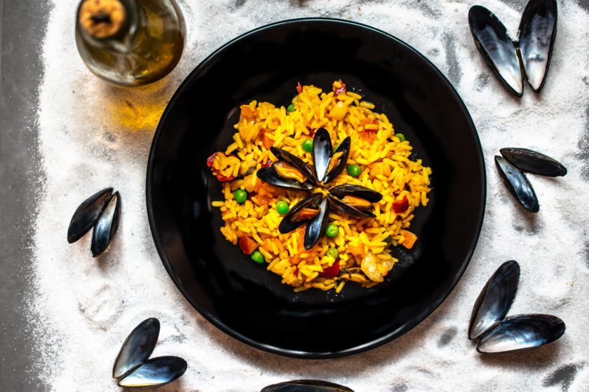Spanische Paella mit Muscheln