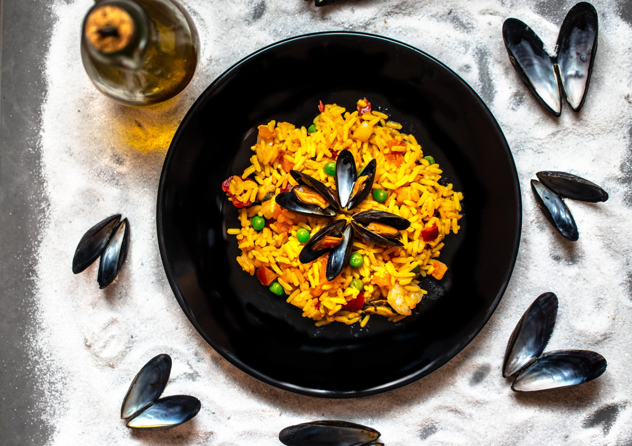 Spanische Paella mit Muscheln