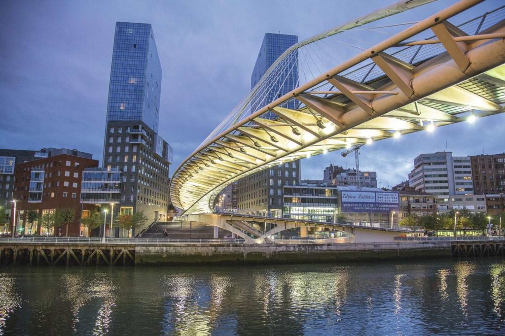 Die Zubizuri-Brücke in Bilbao. Bild: ⒸBilbao Turismo 2020