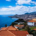 Blick über die Dächer von Funchal auf Stadt und Meer