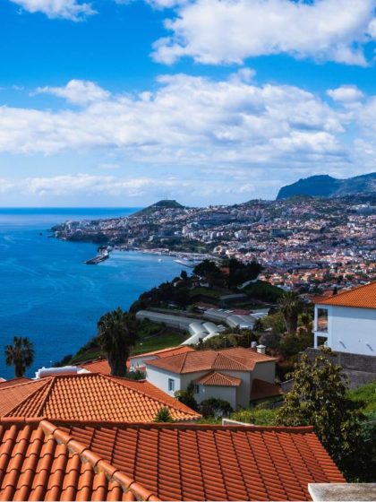 Blick über die Dächer von Funchal auf Stadt und Meer