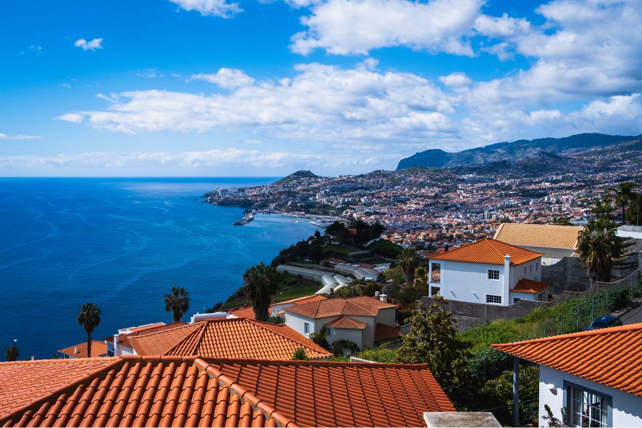 Blick über die Dächer von Funchal auf Stadt und Meer