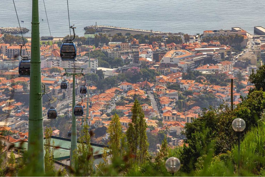 Blick auf die Seilbahn von Funchal über die Stadt und auf das Meer
