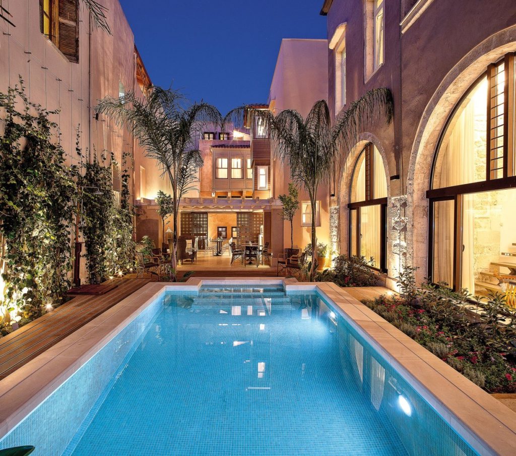 Bild aus dem RIMONDI BOUTIQUE HOTEL mit Blick über Gebäude und Pool