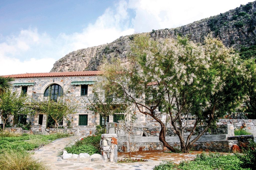 Bild aus dem KATAFIGIO VILLAGE mit Blick auf das Hotelgebäude