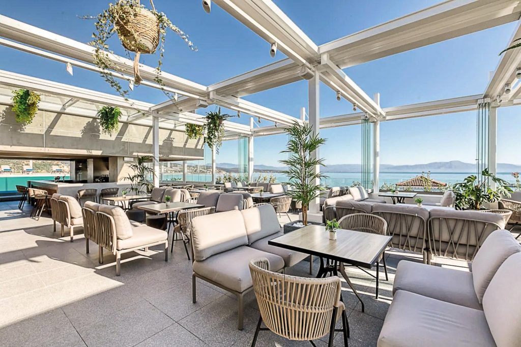 Bild aus dem LAS HOTEL & SPA mit einer Lounge Ecke über dem Meer
