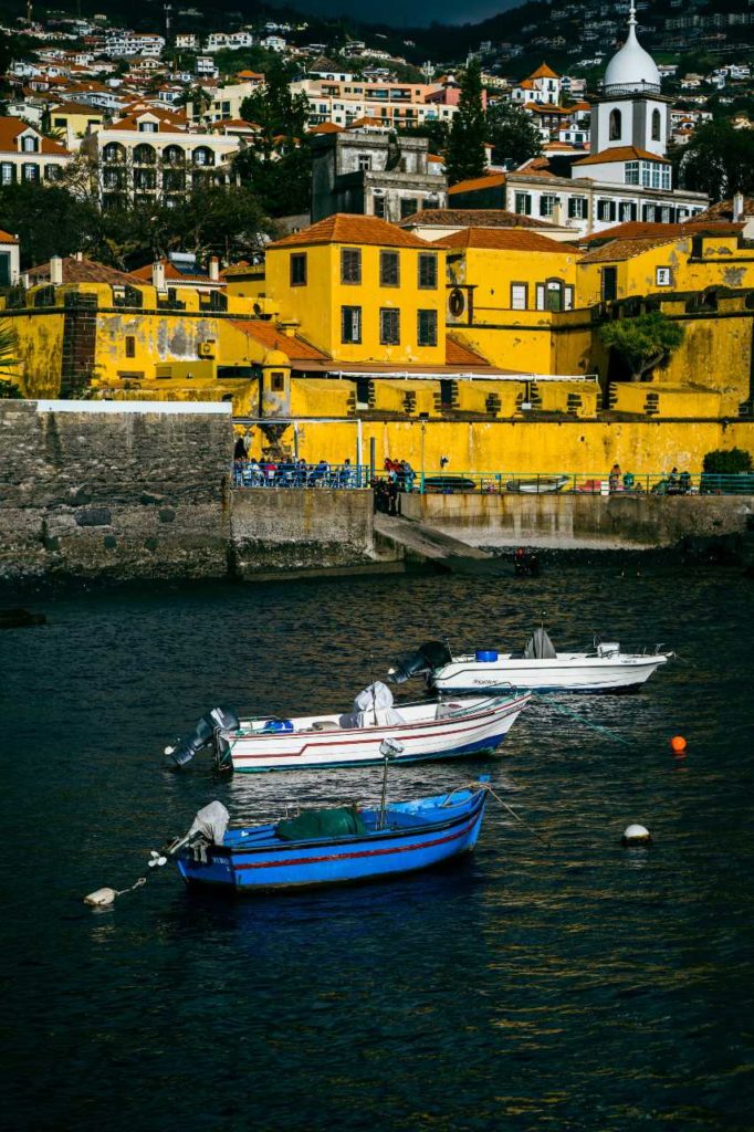 Gelbe Festung am Meer in Funchal, die „Fortaleza de São Tiago" auf Madeira