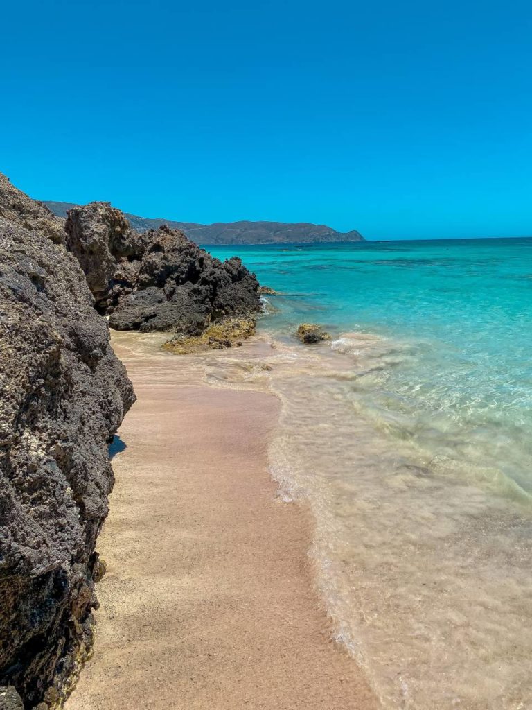 Blick auf den Elafonissi Strand auf Kreta mit rosafarbenem Sand