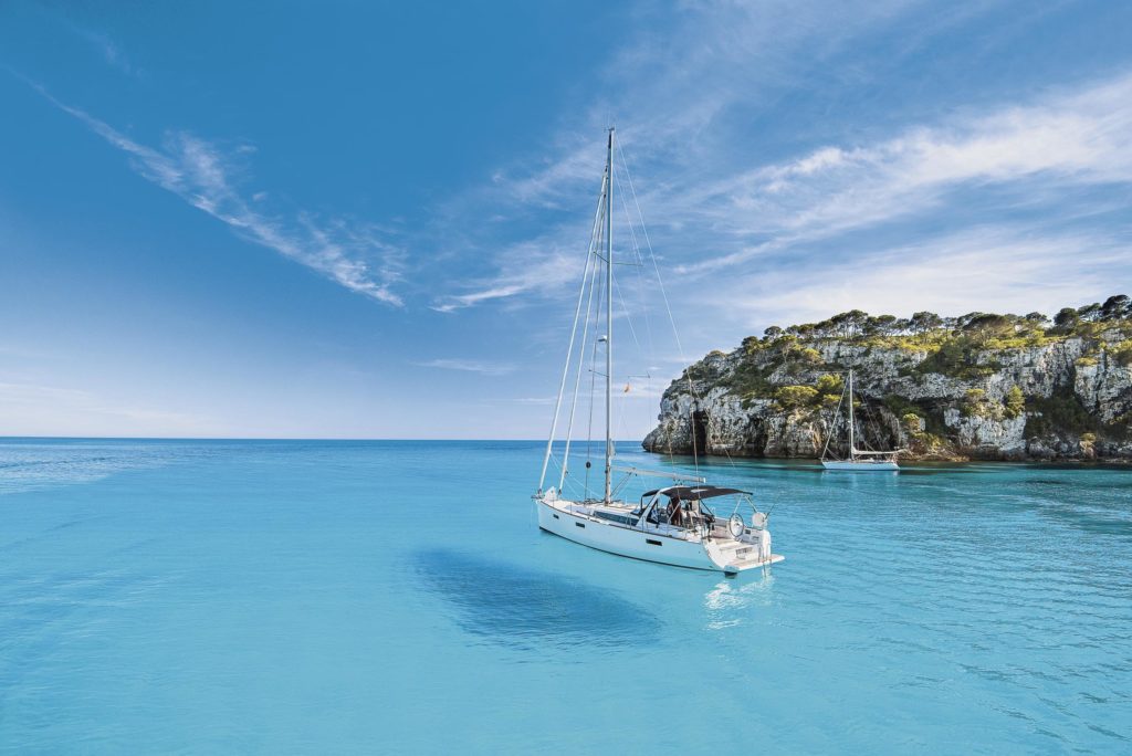 Boot in einer Bucht auf Menorca
