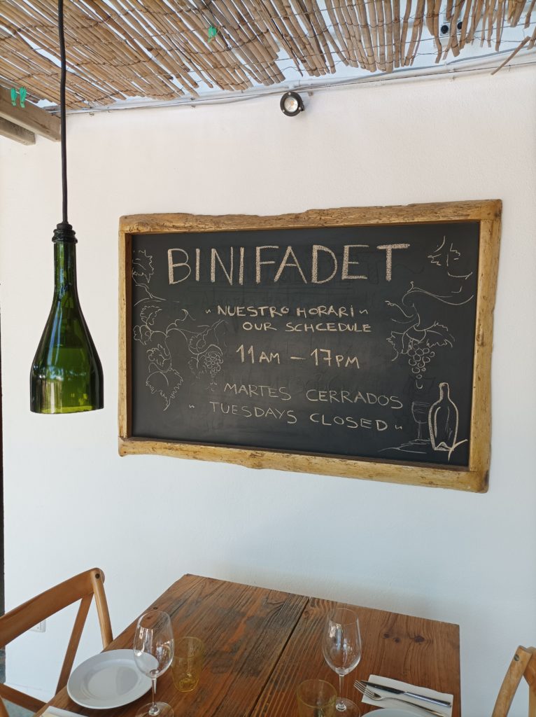 Schild des Weinguts „Binifadet"