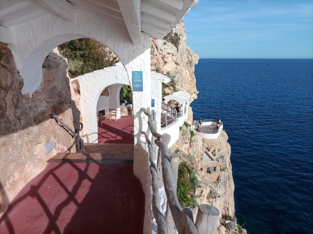 Blick von der Bar „Cova dén Xoroi" auf das Meer