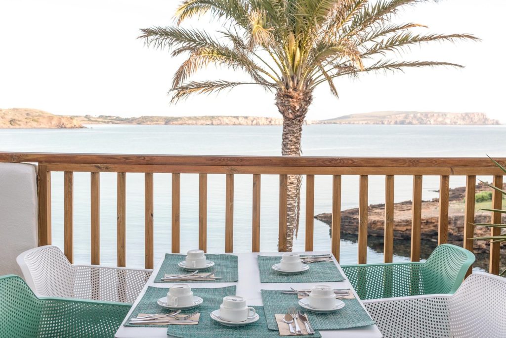 Hotel Comitas Tramontana Park Tisch im Restaurant mit Blick aufs Meer