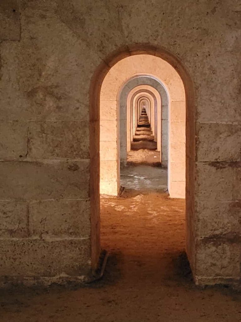 Blick durch die Gänge der historischen Festung „La Mola"