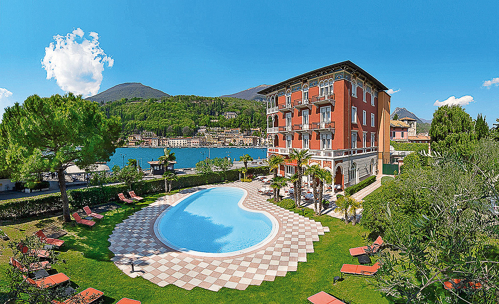 Außenansicht Hotel Milano mit Pool und Blick auf den Gardasee