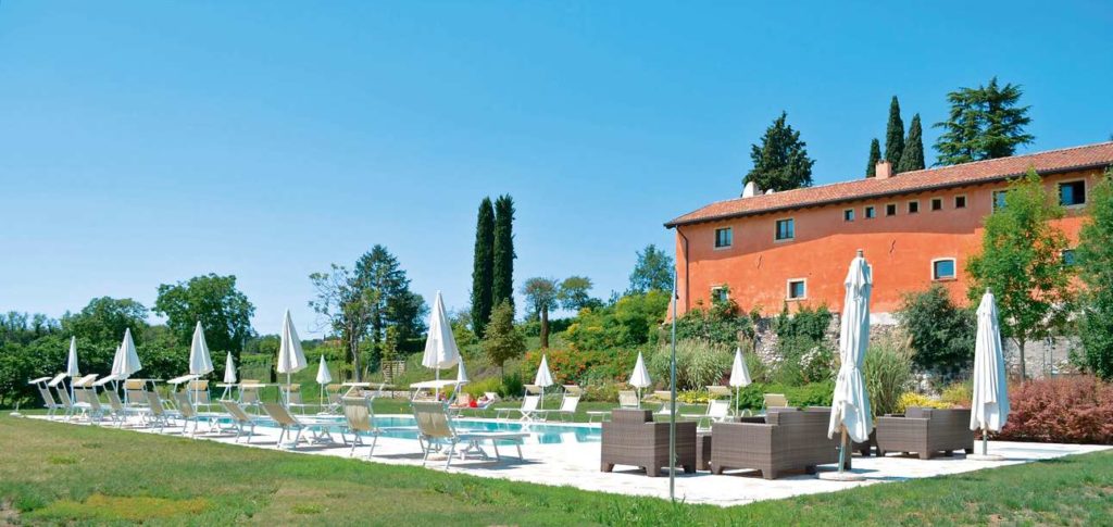 Hotel Relais Corte Cavalli Außenansicht und Pool