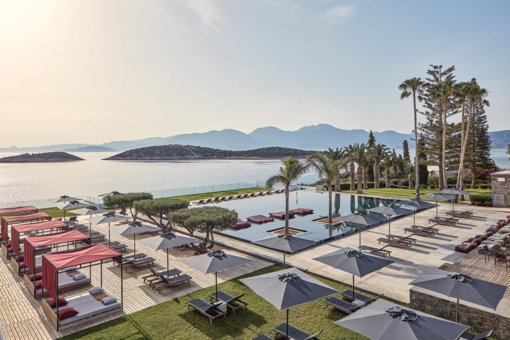 Minos Palace Hotel & Suites Blick vom Pool auf das Meer