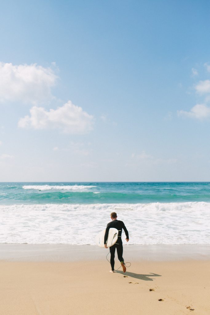 Surfer am Strand der Algarve