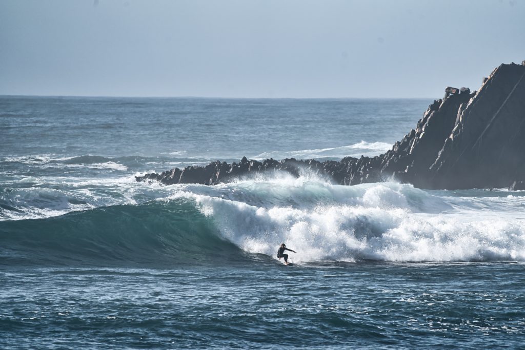 Surfer auf dem Wasser im Atlantik