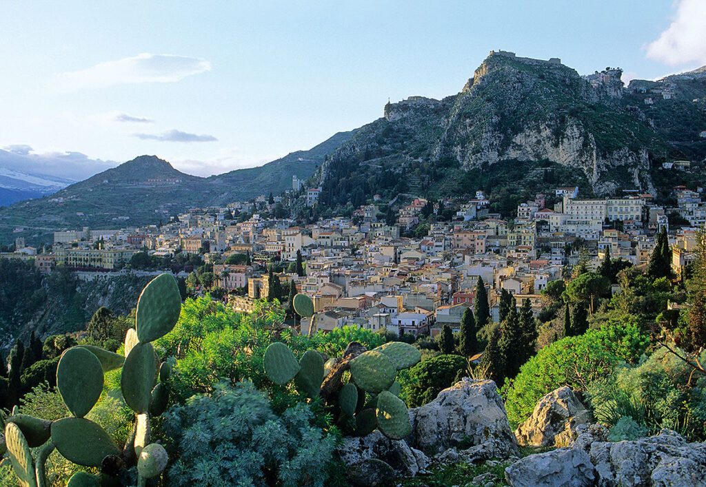 Blick auf Stadt auf Sizilien