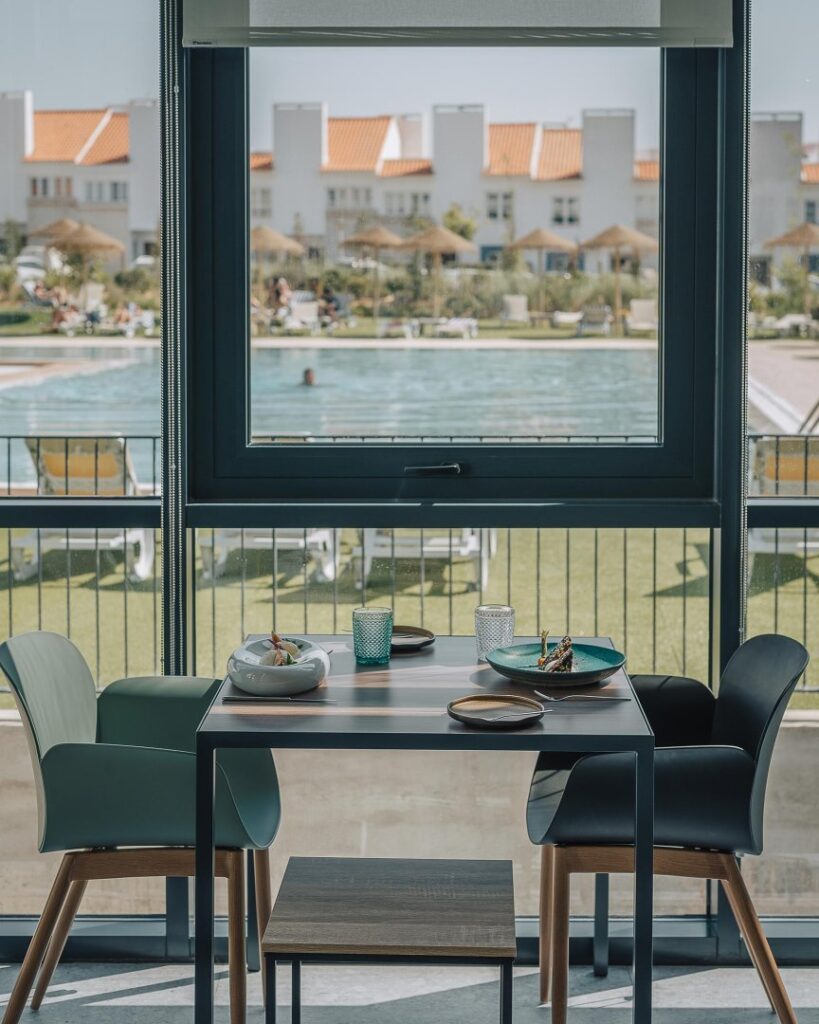 Porto Covo Praia Hotel & Spa Restaurant mit Blick auf den Pool