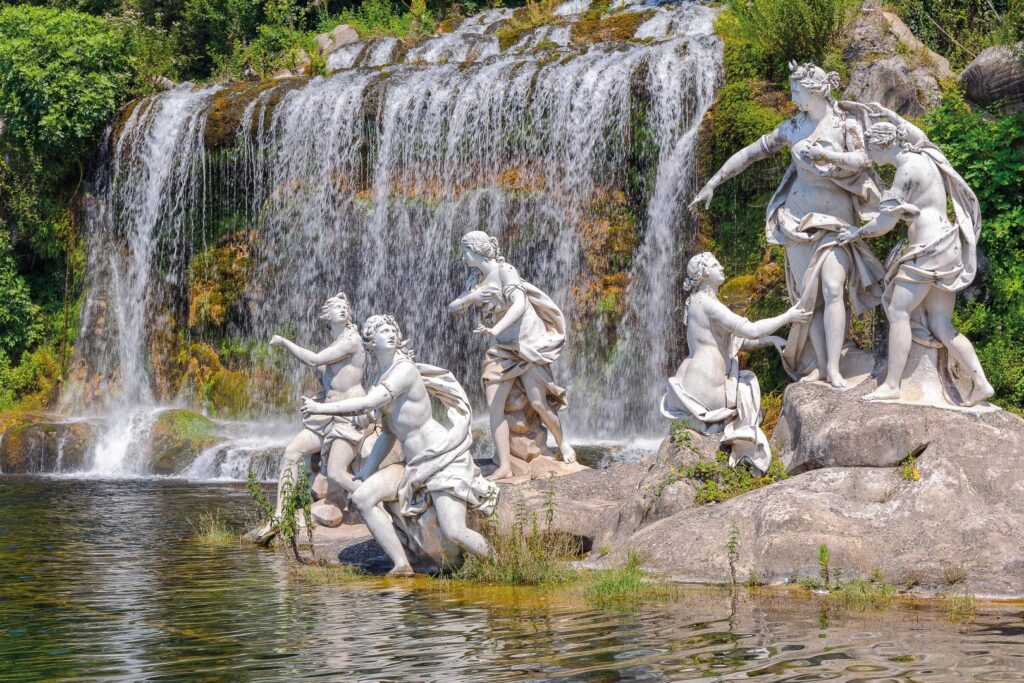 Nymphen Figuren an einem Wasserfall in Caserta