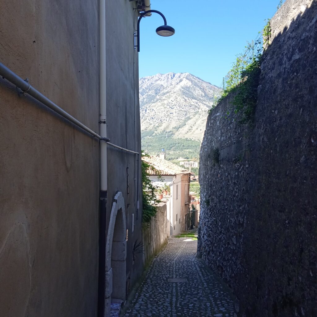 Gasse mit Blick auf Berg