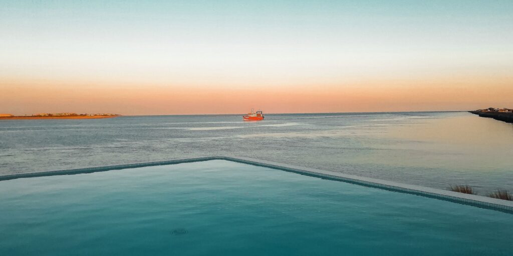 Der Infinity-Pool im Beach Club vom Grand House (Vila Real de Santo António)