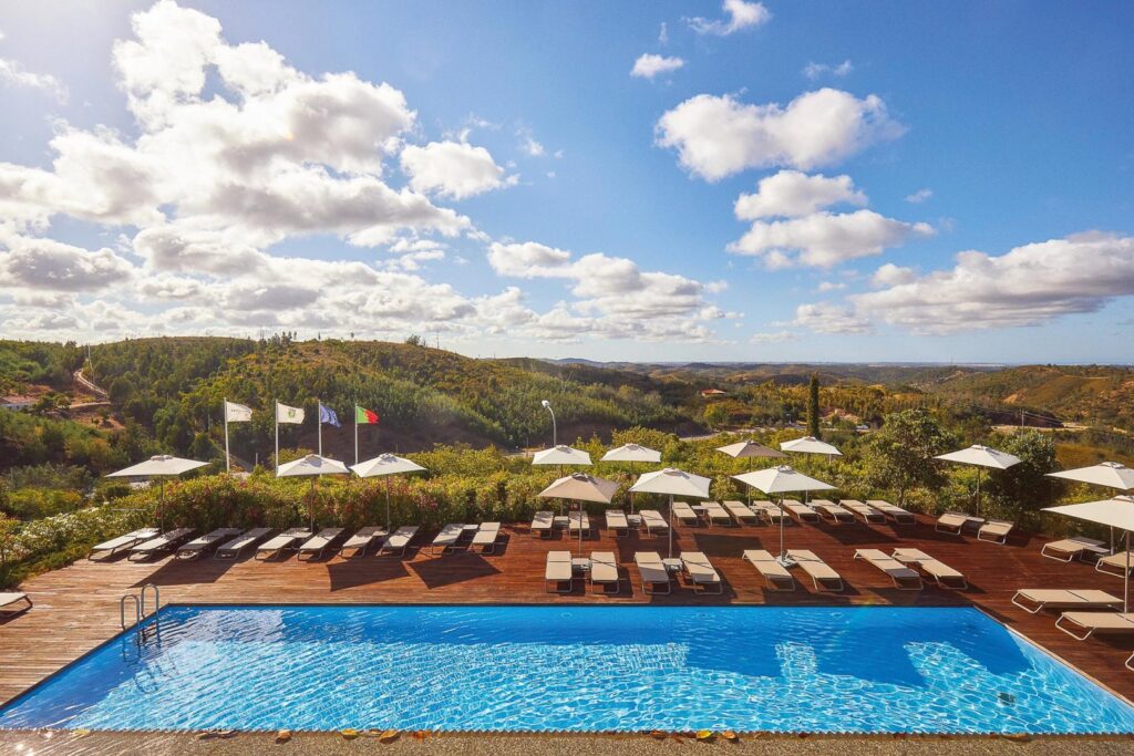 Hotelbeispiel Pool mit Landschaft