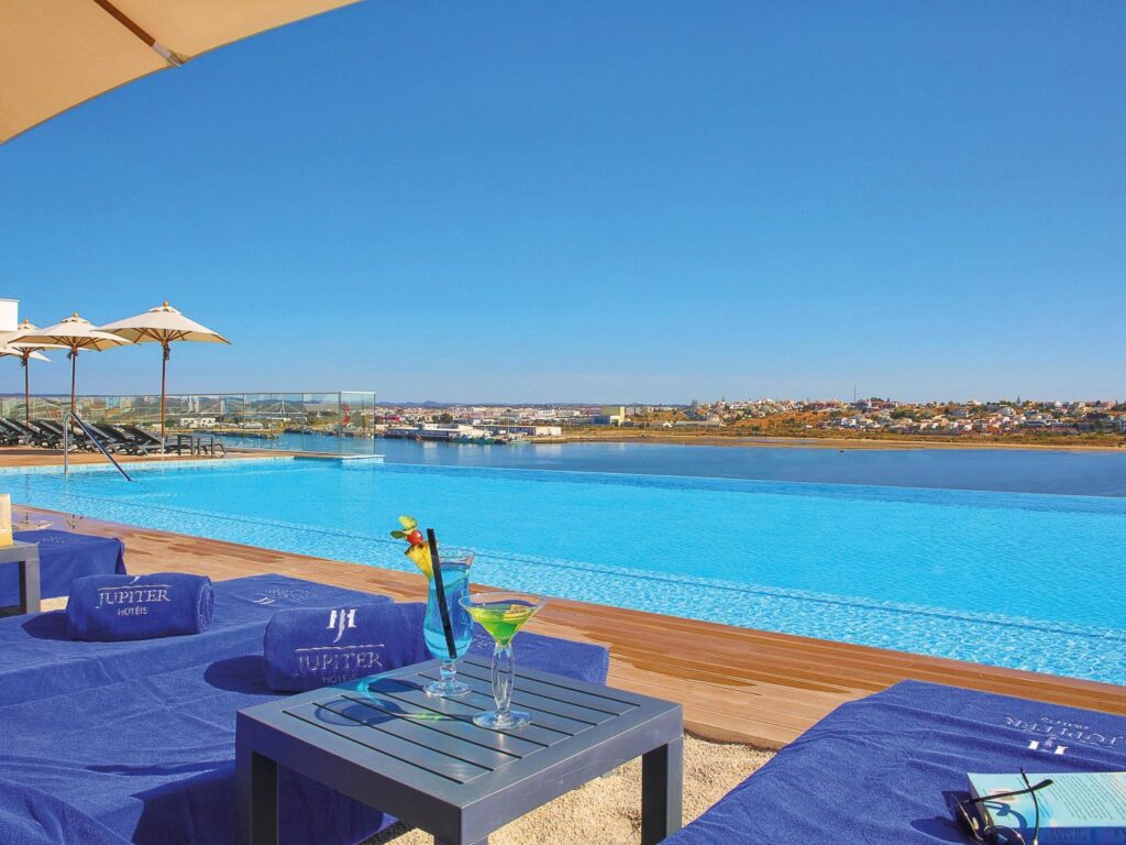 Der Infinity-Pool im Jupiter Marina Hotel (Praia da Rocha)