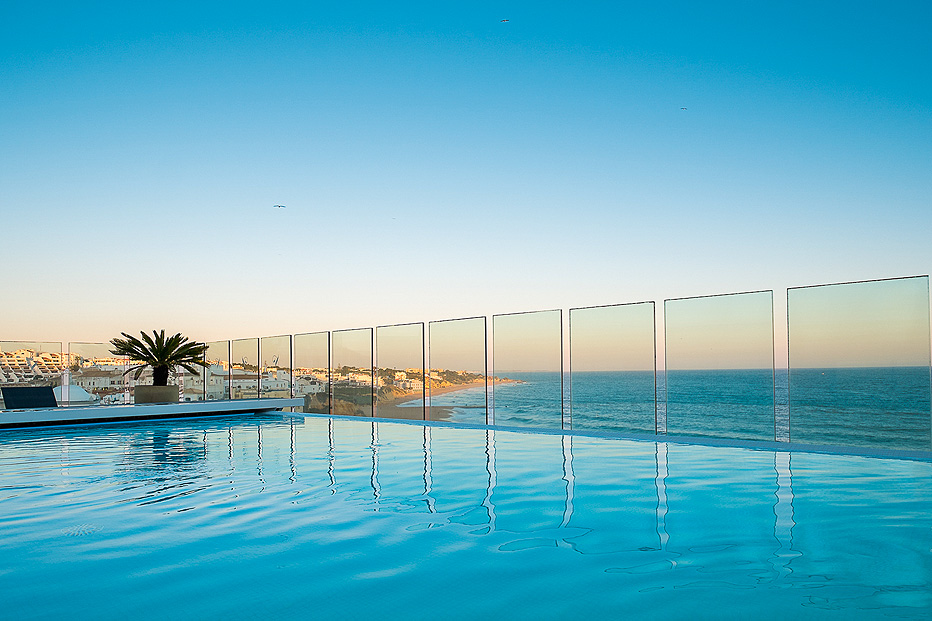 Der Infinity-Pool im Rocamar Beach Hotel (Albufeira)