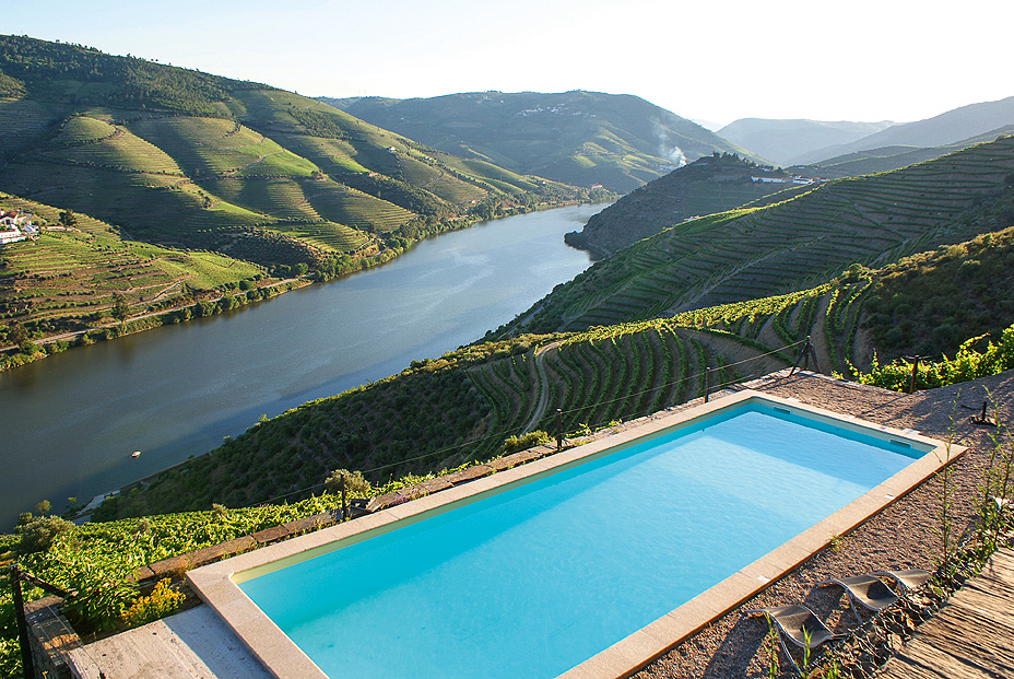 Blick über einen Pool auf den Douro