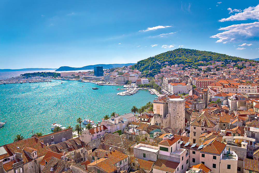 Blick über Stadt auf Bucht und Meer