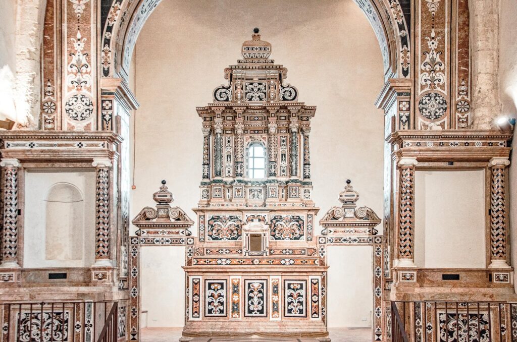 Die Kirche San Francesco mit dem barocken Marmoraltar in Gerace