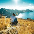 Pärchen in Natur mit Blick aufs Meer