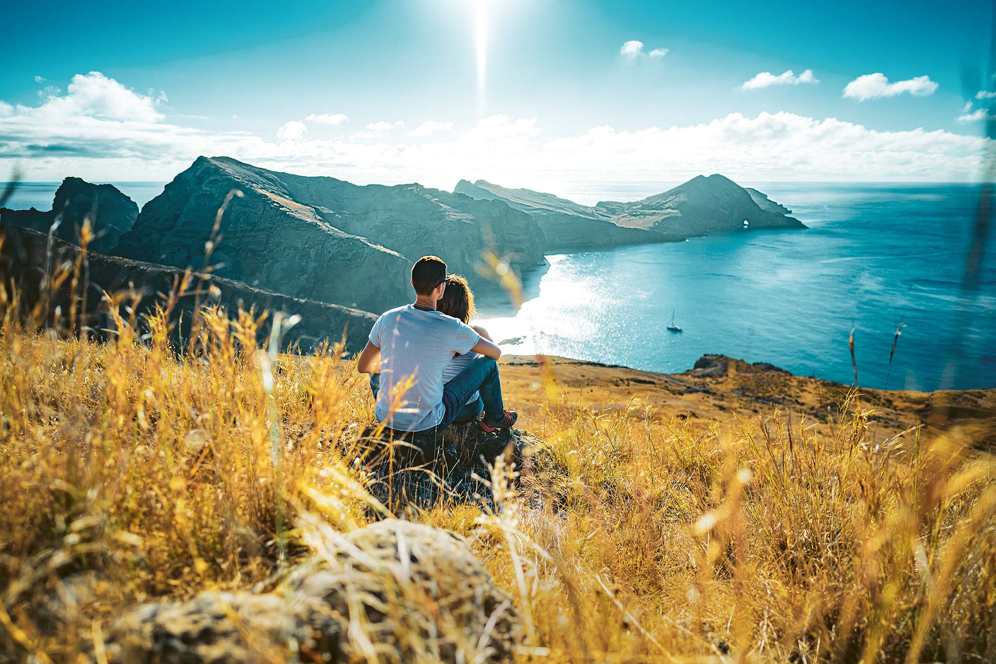 Pärchen in Natur mit Blick aufs Meer