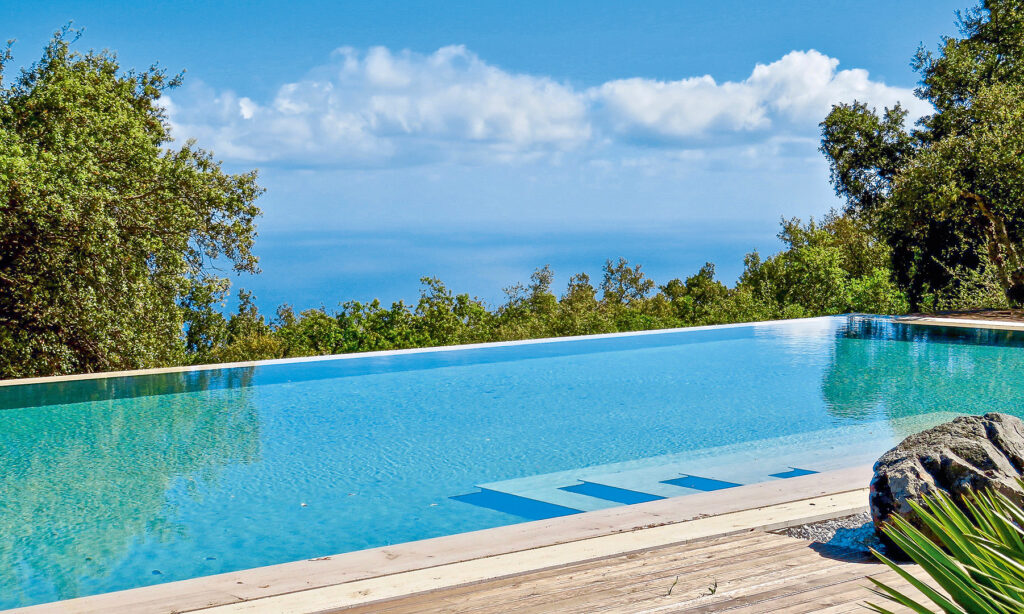 Vallegrande Nature Resort Pool mit Meerblick