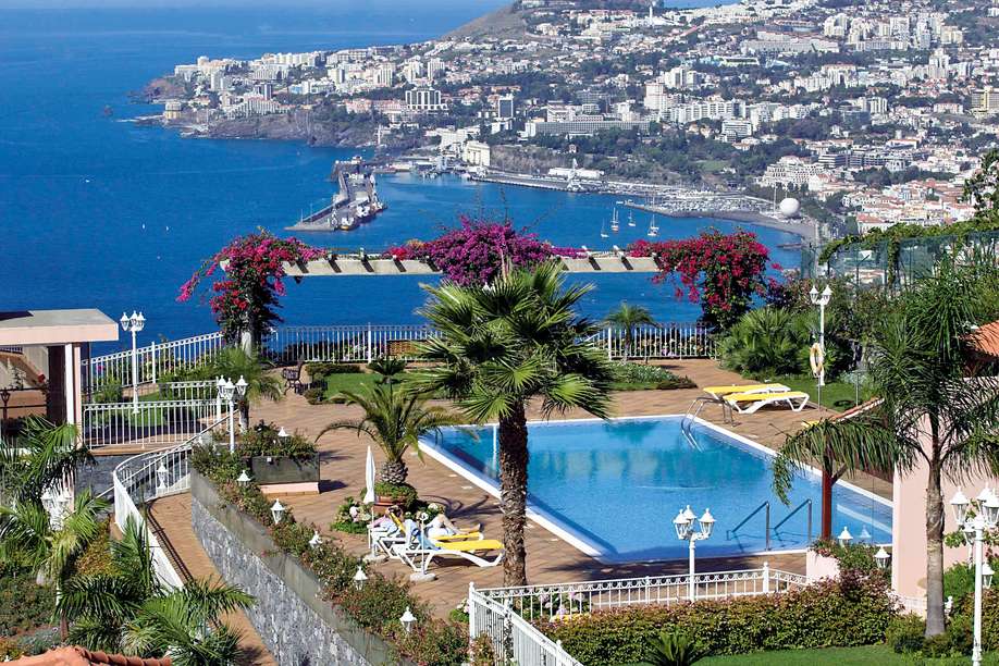 Hotel Ocean Gardens Aufblick auf Pool und Bucht von Funchal