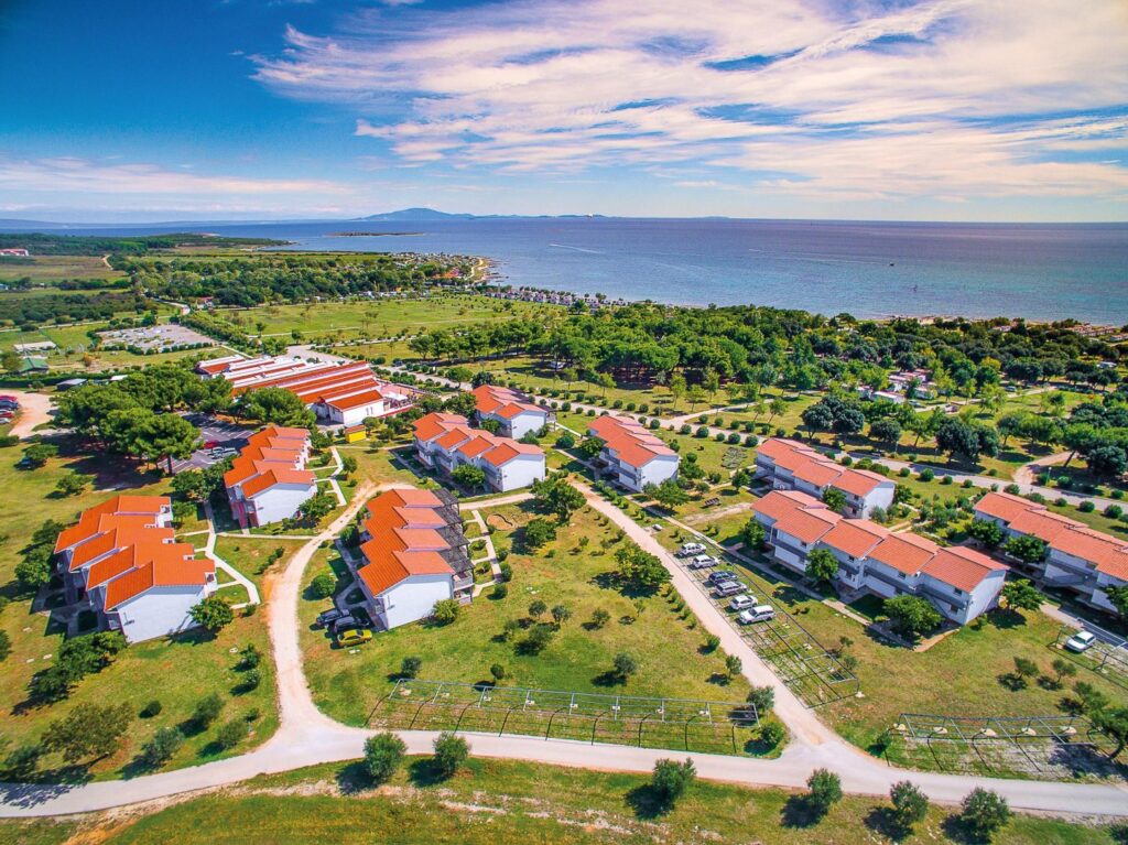 Arena Grand Kažela Camping Homes Aufsicht auf das Camp und die Adriaküste