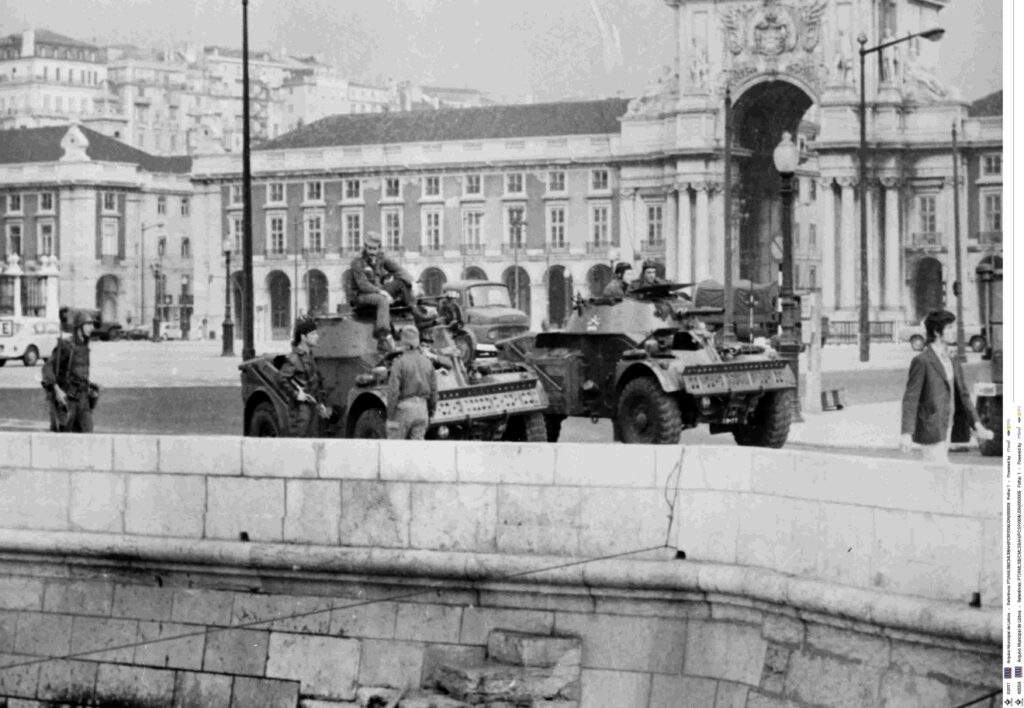Nelkenrevolution in Portugal, Bild vom 25.4.1974, Militär mit Panzern auf der Praça do Comércio in Lissabon. Bild: © Arquivo Municipal de Lisboa