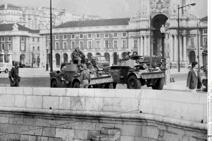 Militär auf der Praca do Comercio am 25. April 1974 in Lissabon (Nelkenrevolution)