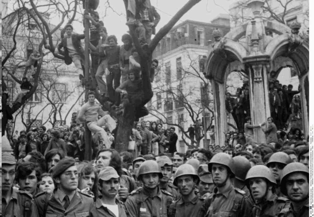 Bürger und Militär auf dem Platz Largo do Carmo am 25. April 1974 in Lissabon. Hier hat sich Premierminister Marcelo Caetano verschanzt. Bild: © Arquivo Municipal de Lisboa