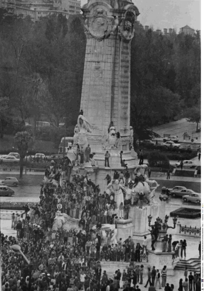 Demonstranten auf dem Platz Marques de Pombal am 25. April 1974 in Lissabon (Nelkenrevolution)