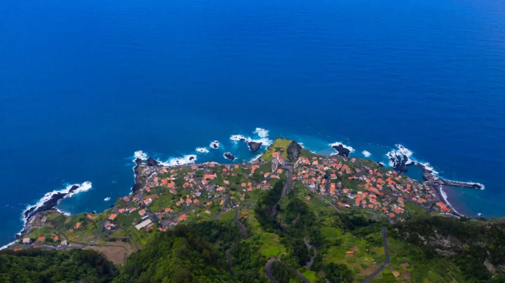Blick auf das Dorf Seixal auf Madeira aus der Vogelperspektive. Bild: ©Carlos Gouvia