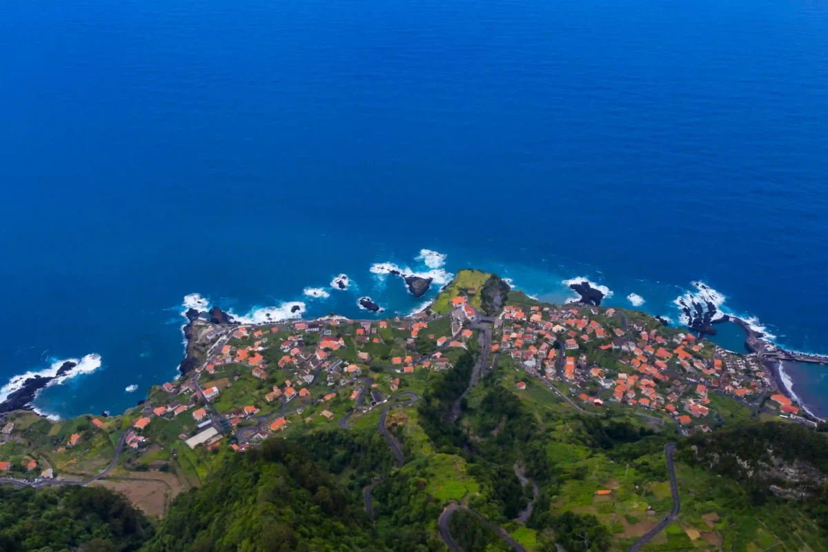 Blick auf das Dorf Seixal auf Madeira aus der Vogelperspektive. Bild: ©Carlos Gouvia