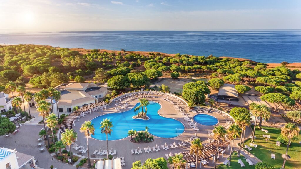 AP Adriana Beach Resort: Aufsicht auf Pool und Meer