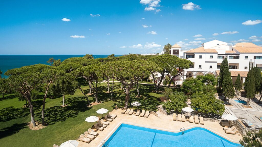 The Pine Cliffs Hotel Pool- und Meerblick