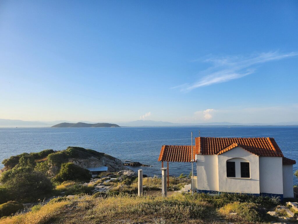 Erlebnisreise Thassos Blick auf ein Haus am Meer