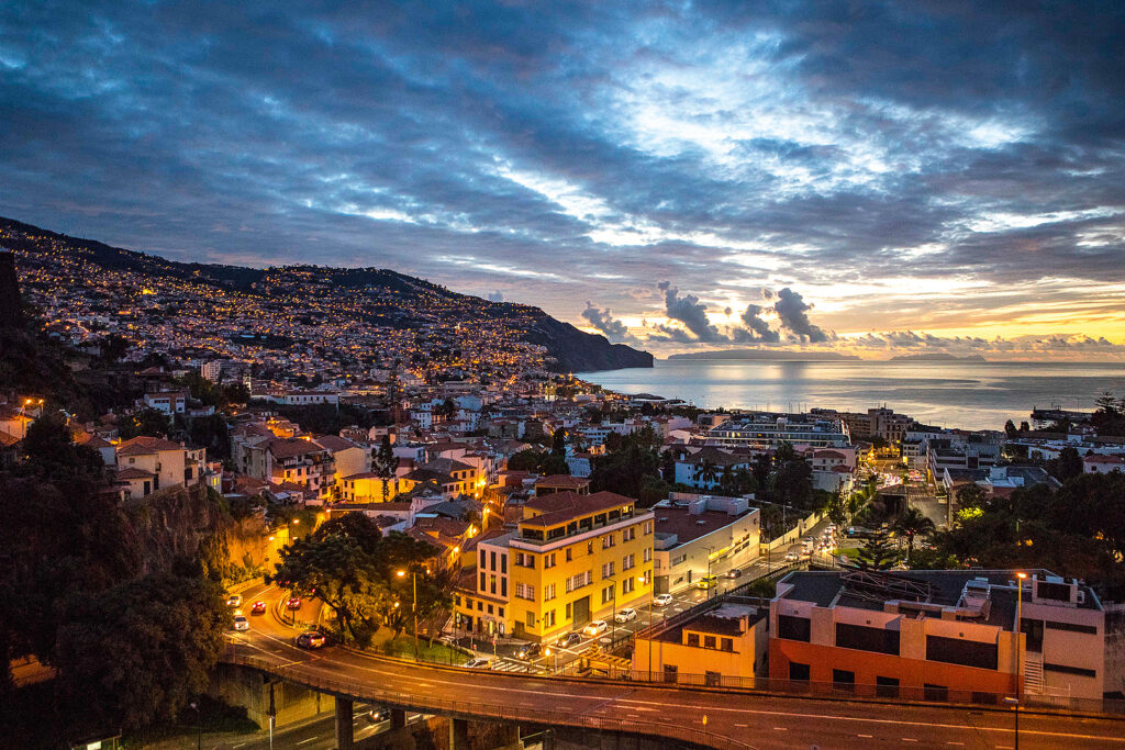 Erlebnisreise Höhepunkte Madeiras Blick auf Funchal bei Nacht