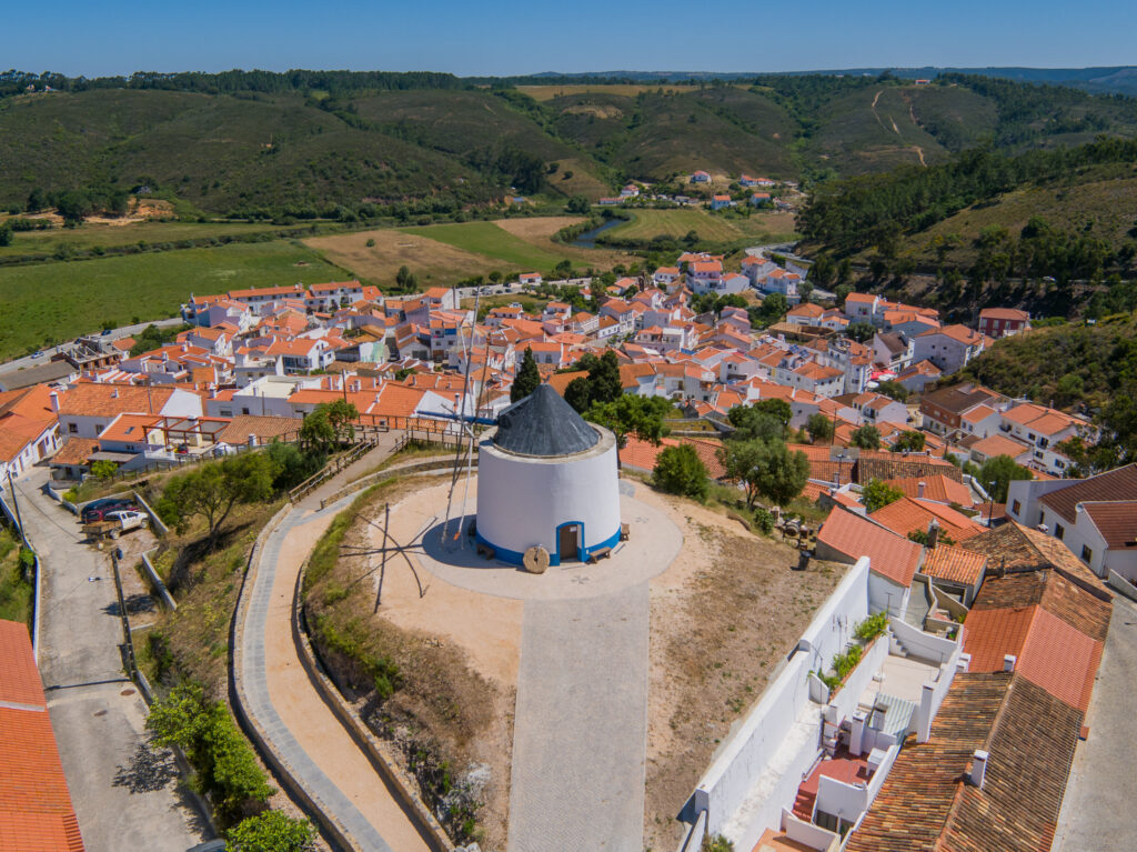 Blick auf Aljezur an der Westküste, eine Sehenswürdigkeit der Algarve © Algarve Tourism Bureau